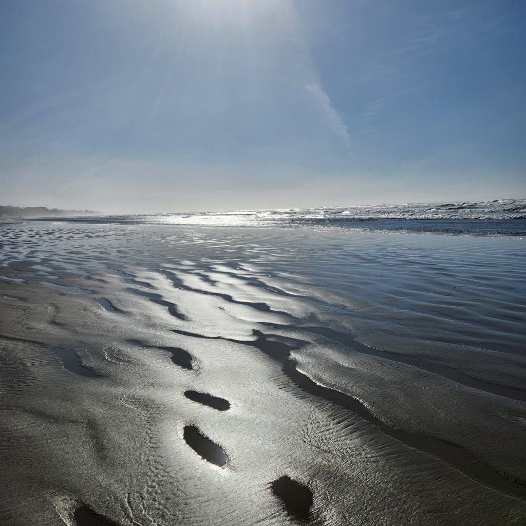 footprints in sand help people relax and bring other health benefits of being in nature